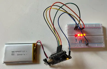 R3aktor M0 Core development board powered by a LiPo battery. Voltage indicated by four LEDs